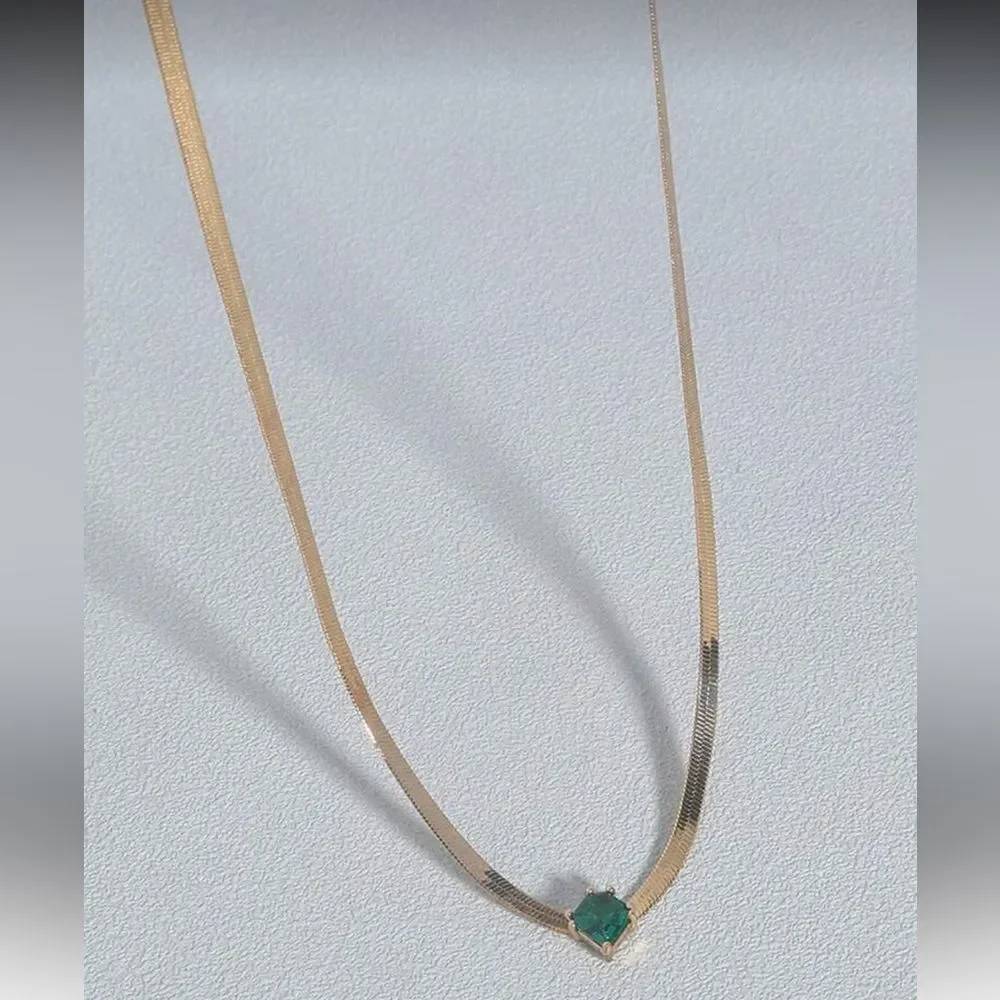 Elegant green stone center necklace R100 - Picture 2 of 3